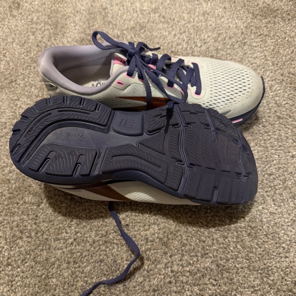 Brooks - Picture 3 of 4